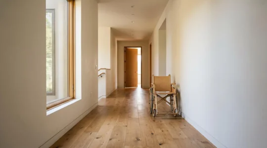 Couloir intérieur lumineux et large permettant le passage fluide d'un fauteuil roulant
