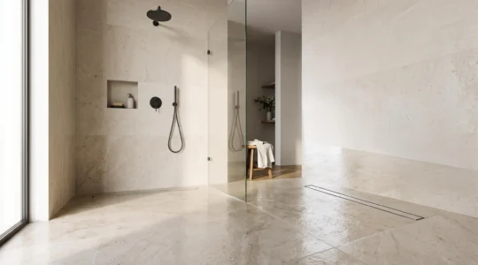 Salle de bain epuree avec douche a l'italienne de plain-pied et sol legerement incline vers l'evacuation, sans marche ni rebord